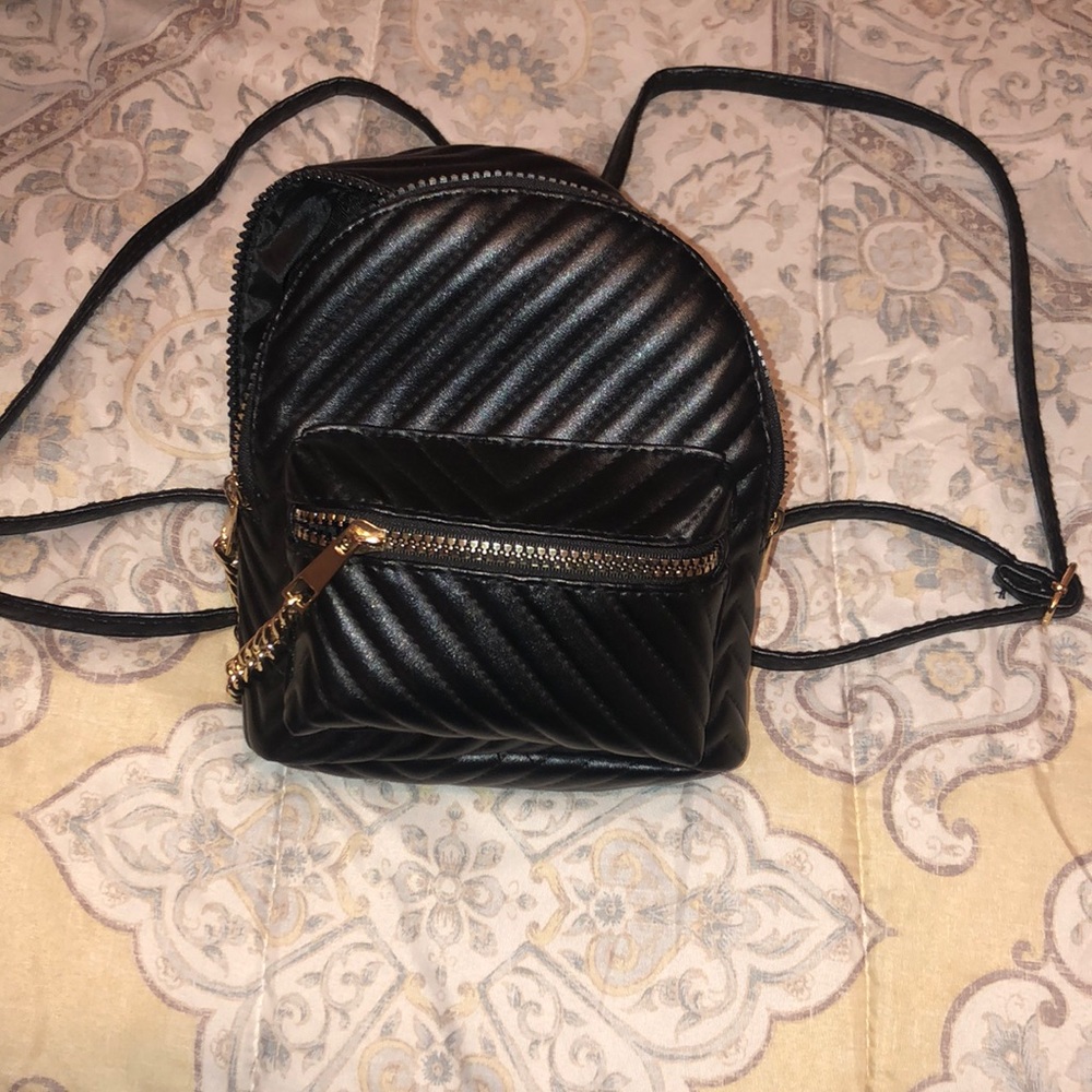 🛍 Black Small Backpack